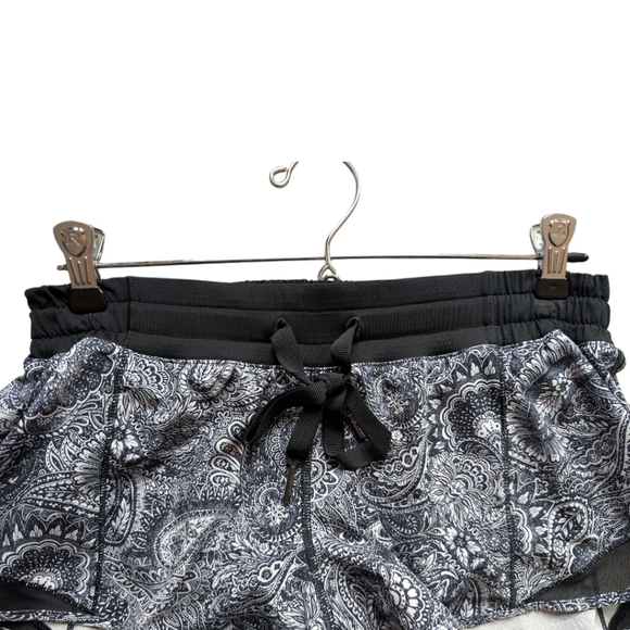 Lululemon Hotty Hot Short Mini Antique Paisley White Black Rel: 9/16 Women's 6 - Picture 6 of 16